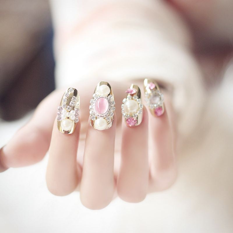 Svatební Nail Art S Lesklým Zlatým Motýlem A Perlovým Lepidlem Ruční Manikúra Umělé Nehty S Dlouhým Úsekem N070